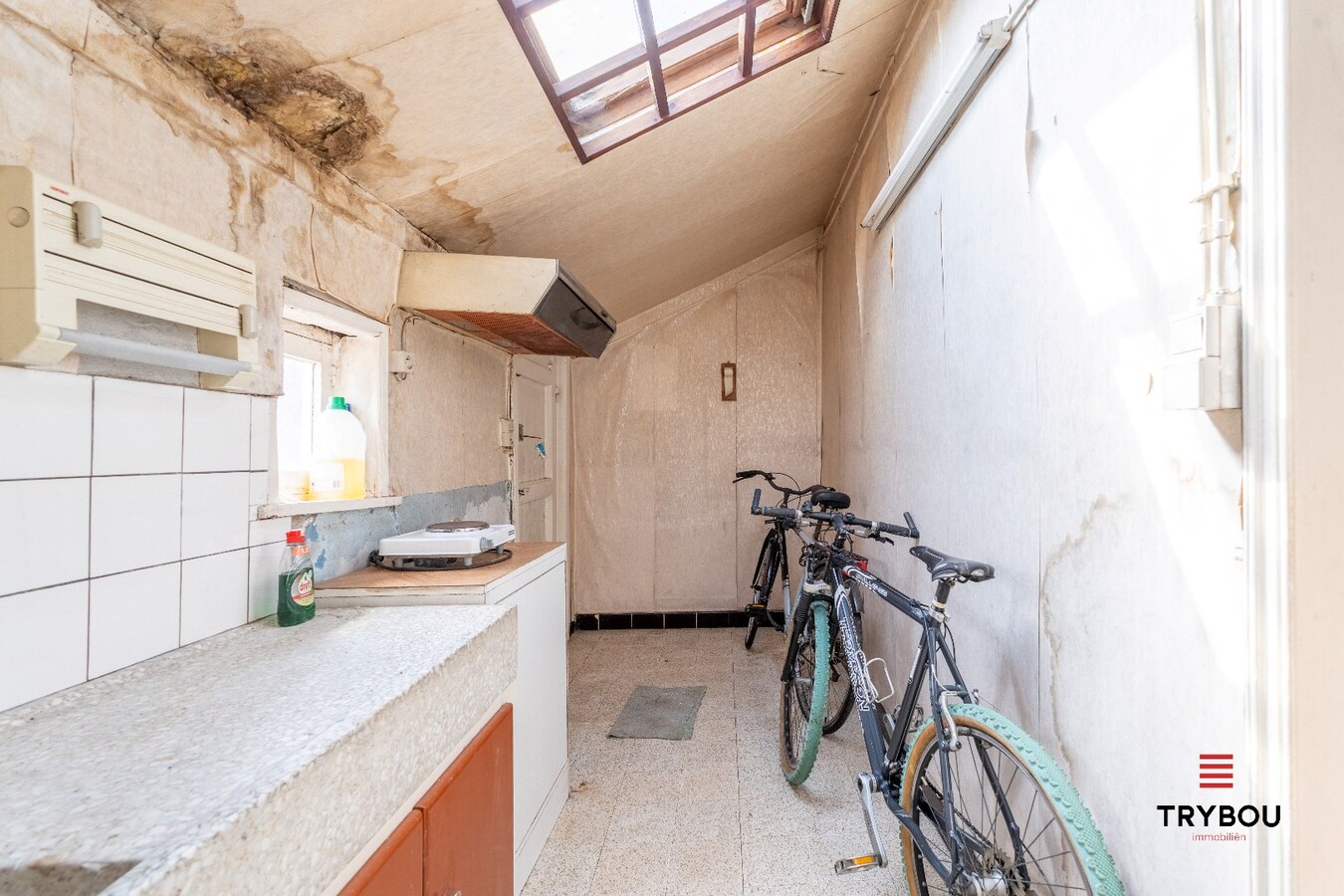 Te renoveren alleenstaande woning op een ruim perceel met tal van mogelijkheden! 