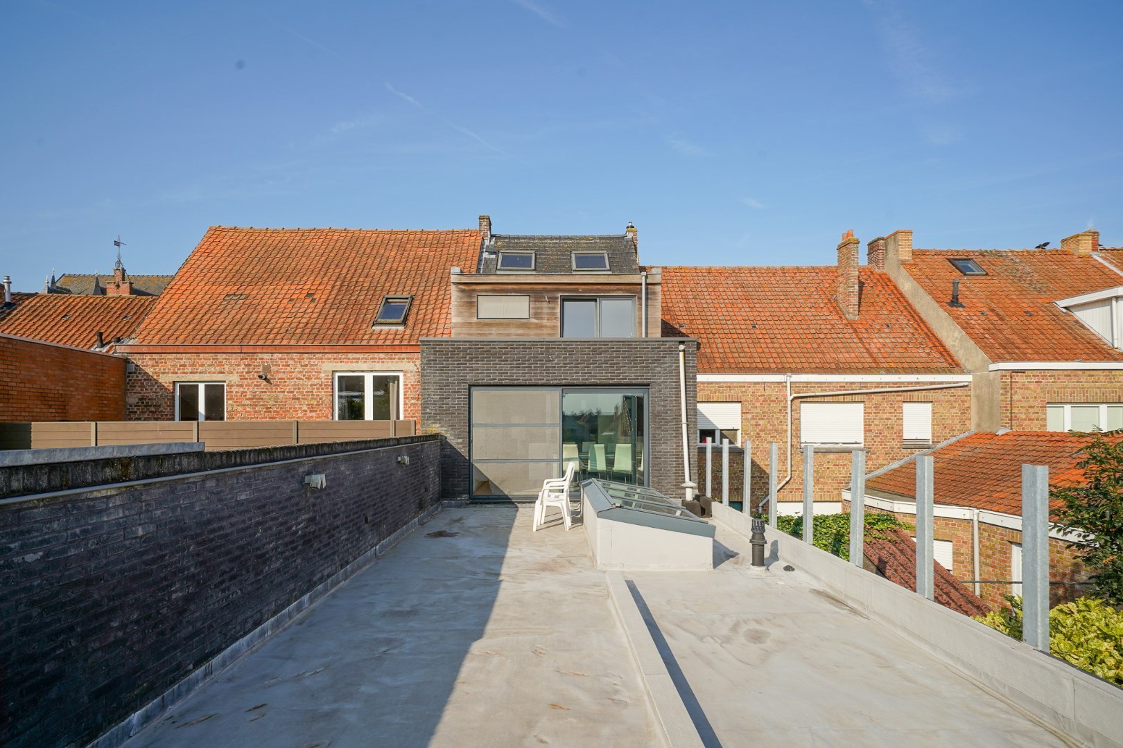 Ruime eengezinswoning in centrum Oudenburg met handelsruimte op gelijkvloers. 