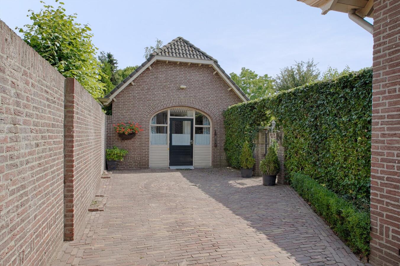 Vrijstaande woning met grote garage, 4 slaapkamers en ruime zolderverdieping. 