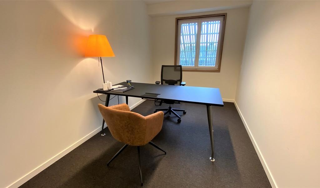 Ingedeelde kantoorruimte te huur aan oprit E40 in Sint-Denijs-Westrem