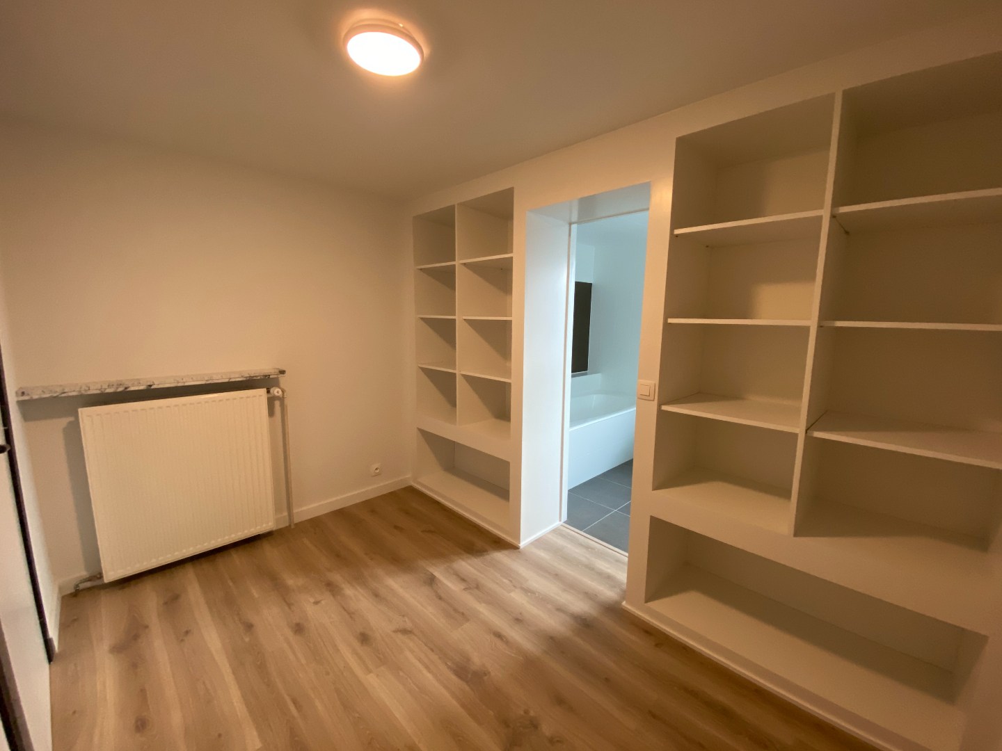 Verrassend ruime en gerenoveerde stadswoning met garage en uitweg! 