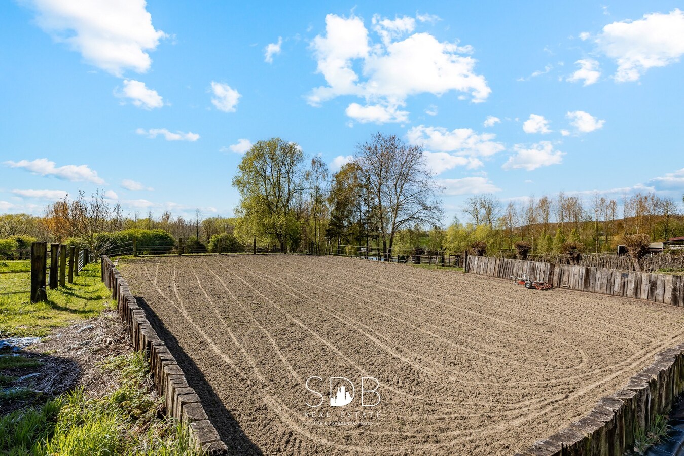 Landelijke woning met stalgebouw, buitenpiste en graslanden 