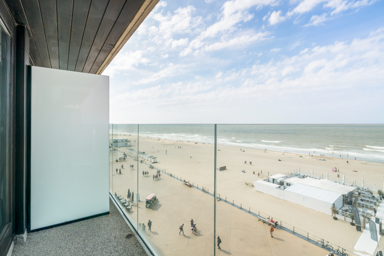 APPARTEMENT MET FRONTAAL ZEEZICHT EN TERRAS – 2 SLAAPKAMERS 