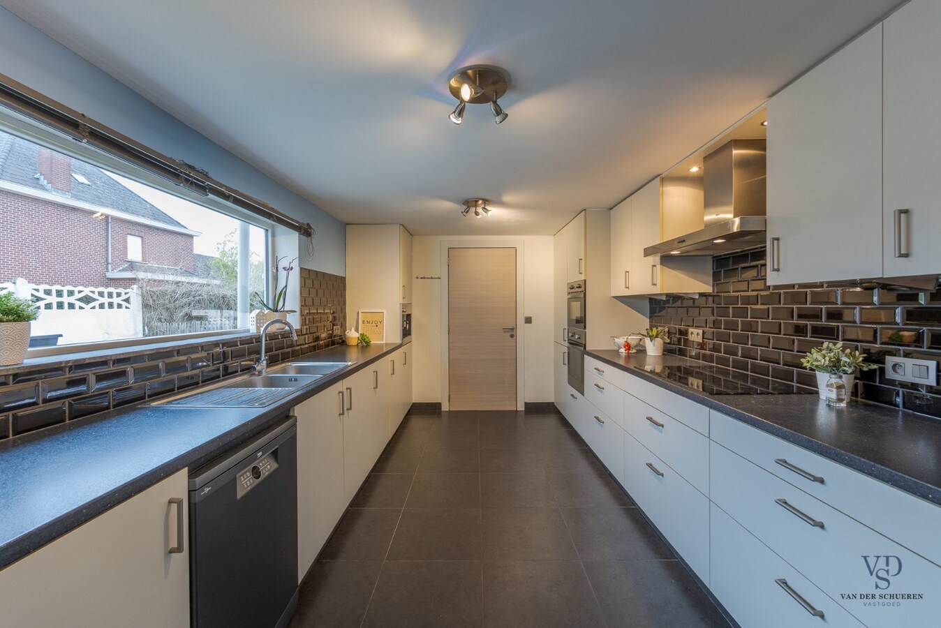 Ruime, deels gerenoveerde Half Open Bebouwing 