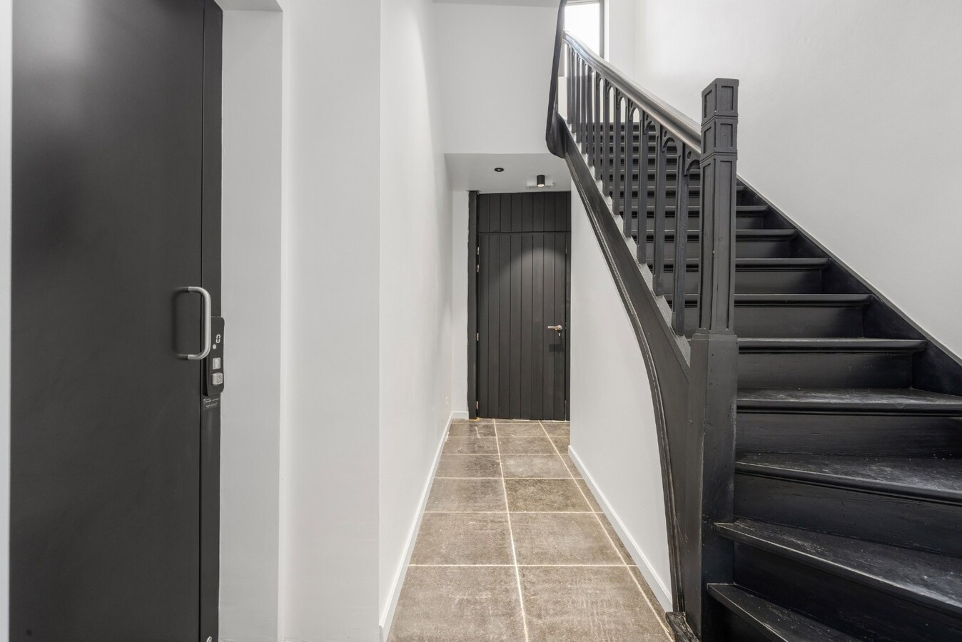 Luxueuze totaalrenovatie | ruim 2 slaapkamer appartement met terras 