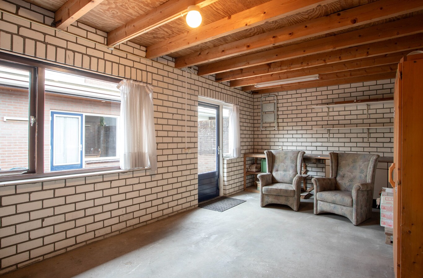 Tweekapper met vrijstaande garage en inrit gelegen op een hoekperceel in Reusel. 