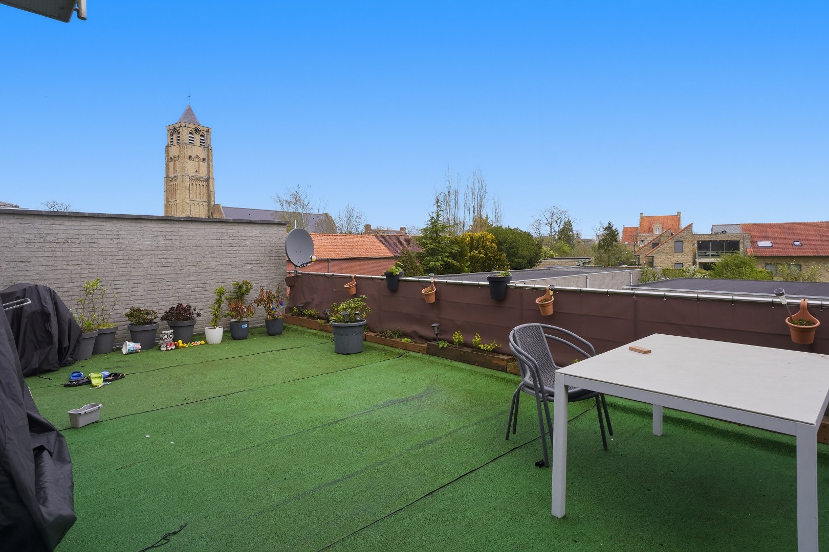 Recent appartement met privatieve tuin (346m²)  en ruim terras (40m²) in het centrum van Woumen! 