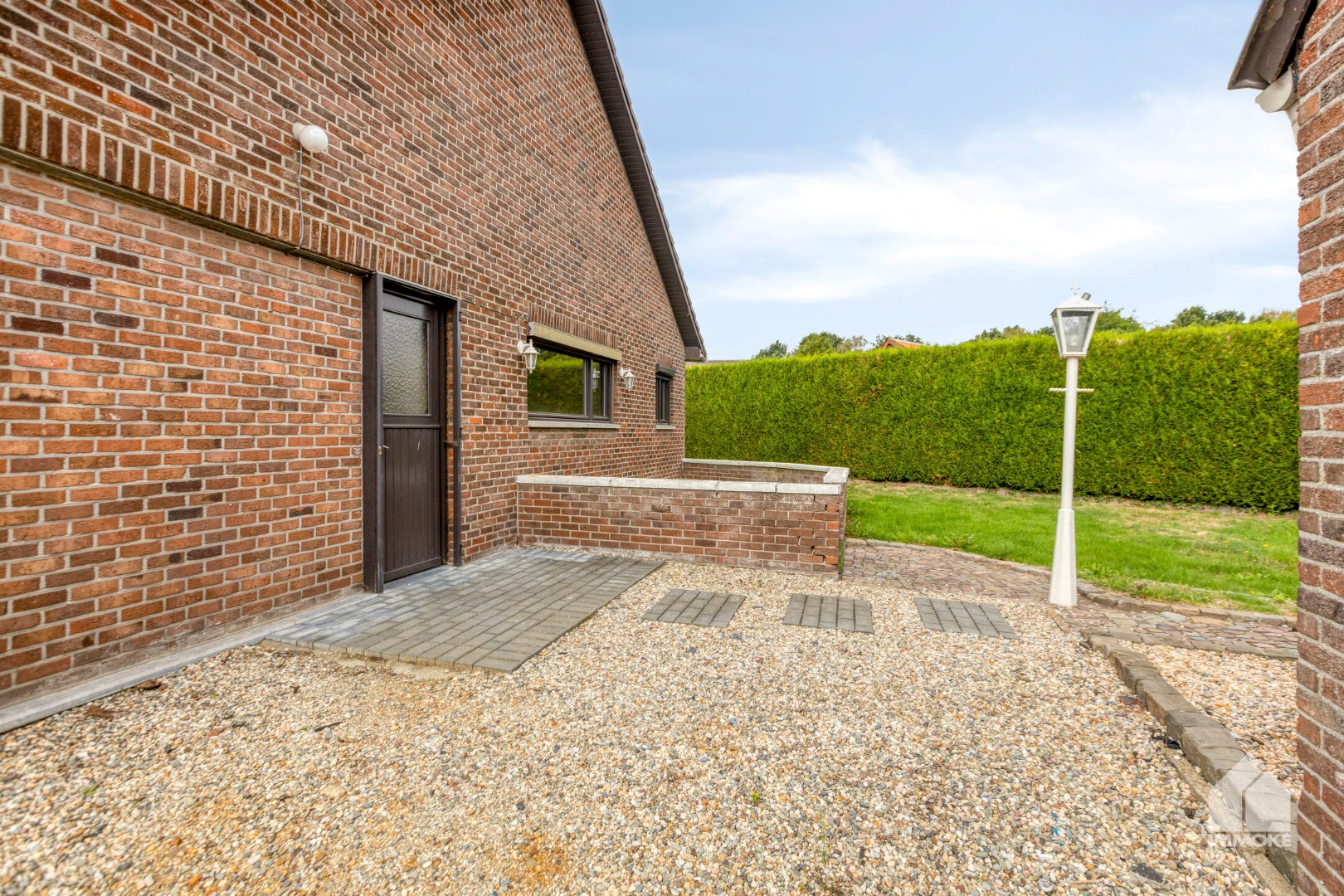 Te renoveren woning op 8a 40ca met 3 slpk en vrijstaande garage. 