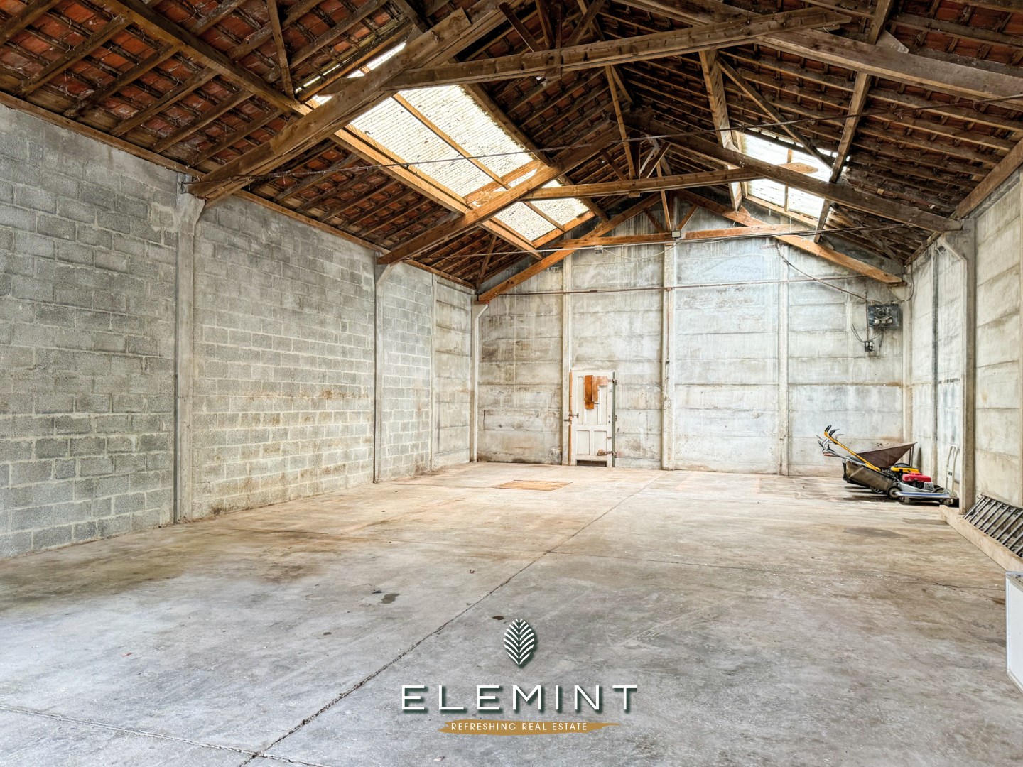 Elsegem - Alleenstaand magazijn van 150m² met totale oppervlakte van 463m² 