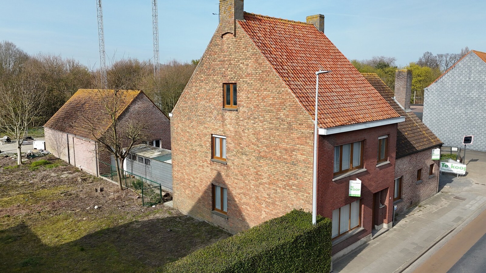 Alleenstaande woning met naastliggend stuk bouwgrond en weide te Eernegem 