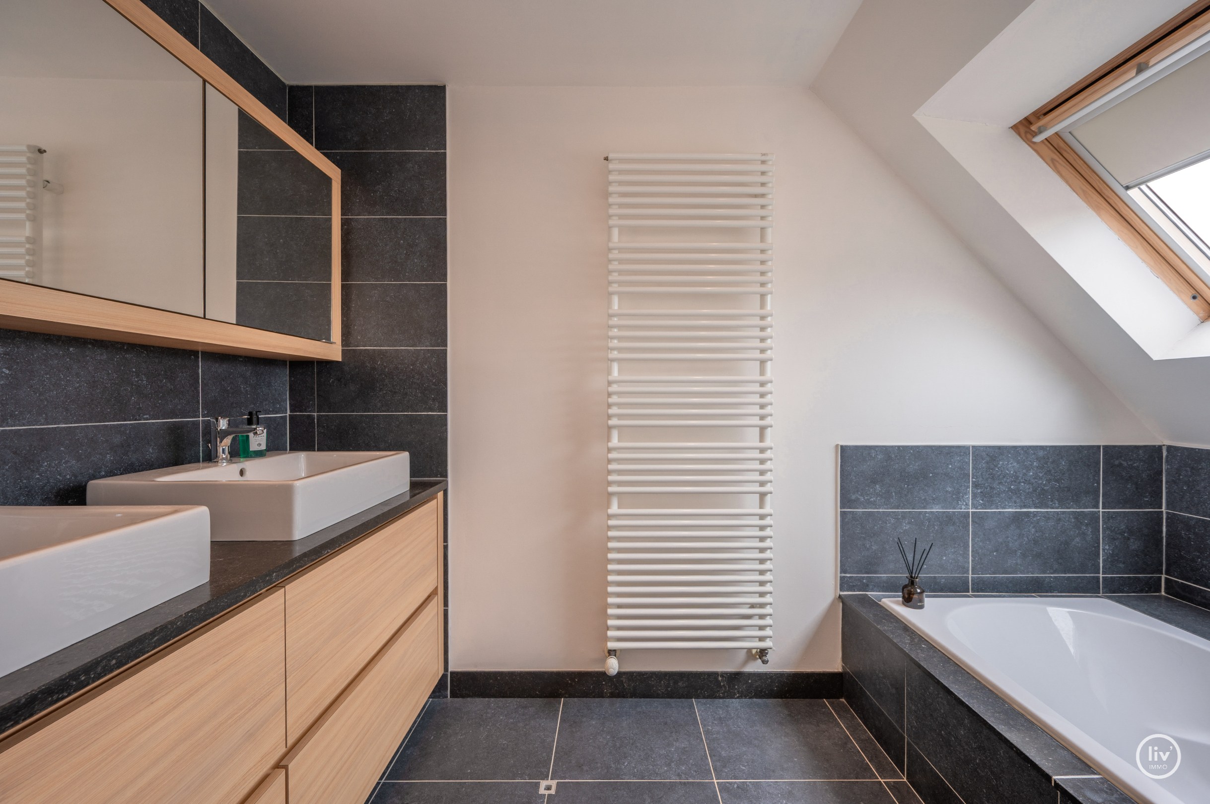 Zuidgericht en tevens instapklaar 4-slaapkamer appartement (159m2!) voorzien van 2 ruime terrassen met mogelijkheid tot aankoop van een XL-garagebox. 