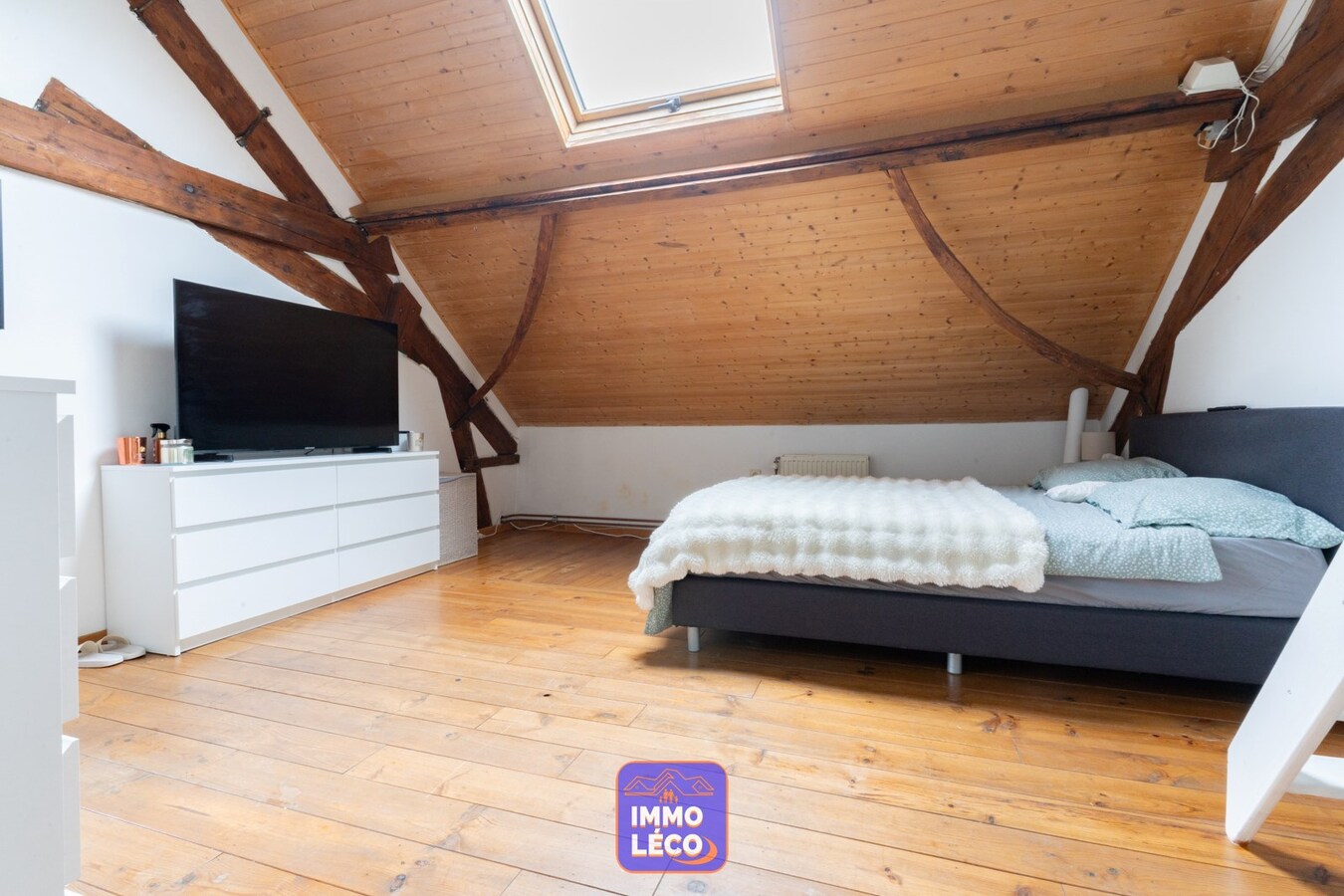 Ensemble immobilier avec restaurant, habitation, entrepôt et bureaux, IDEAL INVESTISSEURS !! 