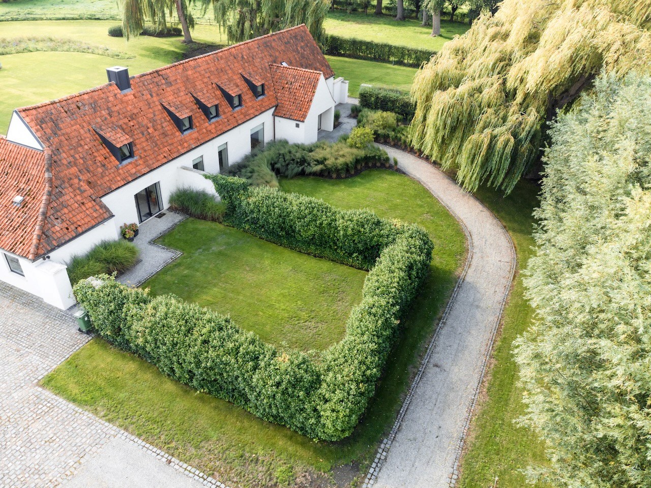 Uitzonderlijk gerenoveerde Hoeve met bijhuis op een domein van 1,5 hectare 