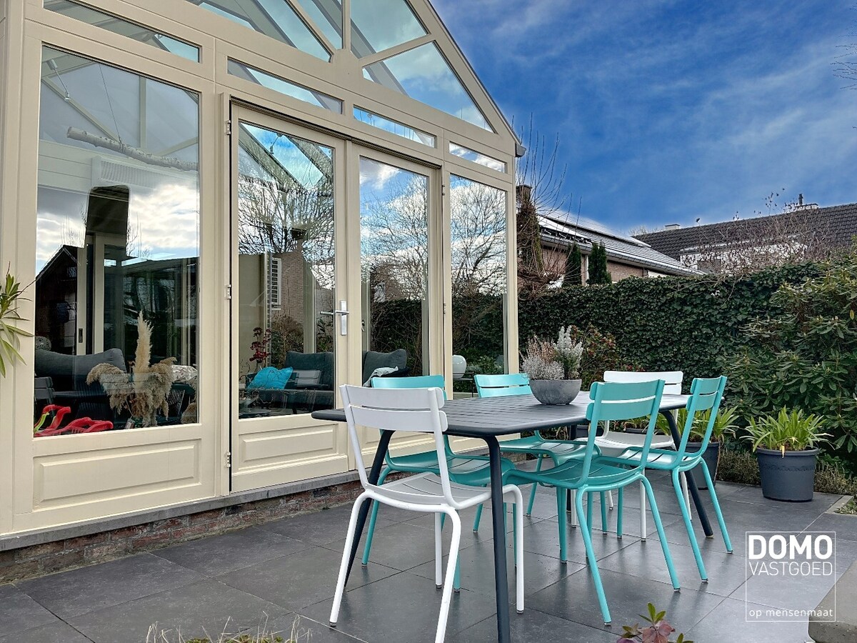 Ruime woning met 4 slaapkamers, groene tuin, terras en inpandige garage 