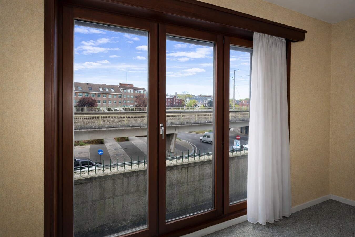 Te koop in Sint-Niklaas: uitzonderlijk handelshuis met woonst en duplex appartement, met optionele garageboxen en sterk opbrengstpotentieel 
