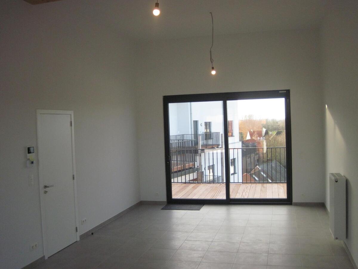 Unieke appartement (2 SUPER terrassen) op de Gaverse Markt !   LOFT-gevoel (hoogte : 3 m). 