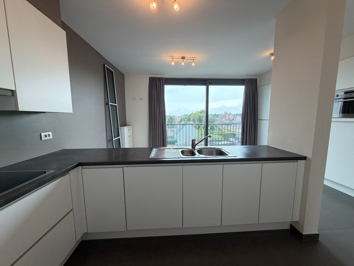 Uiterst ruim appartement (119m²)  met twee slaapkamers op de markt van Houthulst 