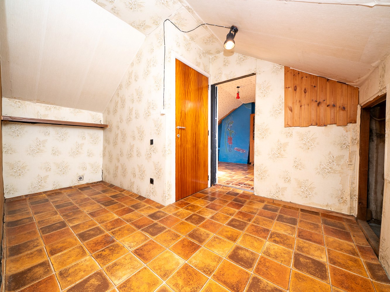 Knappe te renoveren gezinswoning met veel potentieel 