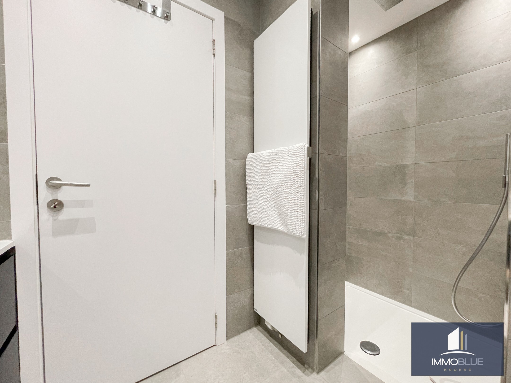 Appartement totalement rénové et luxueusement fini, avec trois chambres et une vue latérale sur la mer, situé au Zoute. 