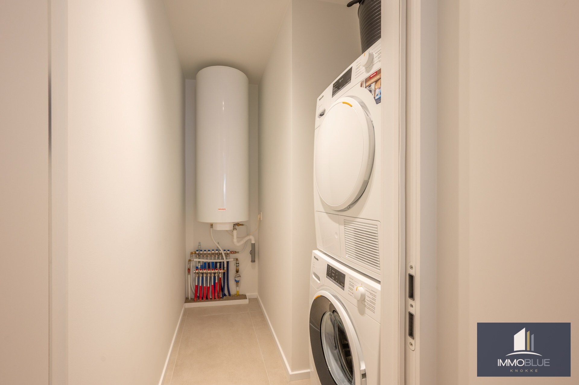 Appartement lumineux, entièrement rénové, avec trois chambres et une largeur de façade d’environ 5,5 mètres, idéalement situé à proximité de l’avenue Dumortier. 