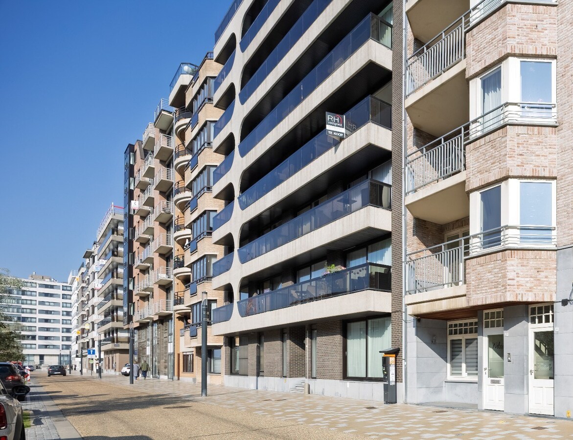 Gerenoveerd appartement aan de achterzijde van de zeedijk. 