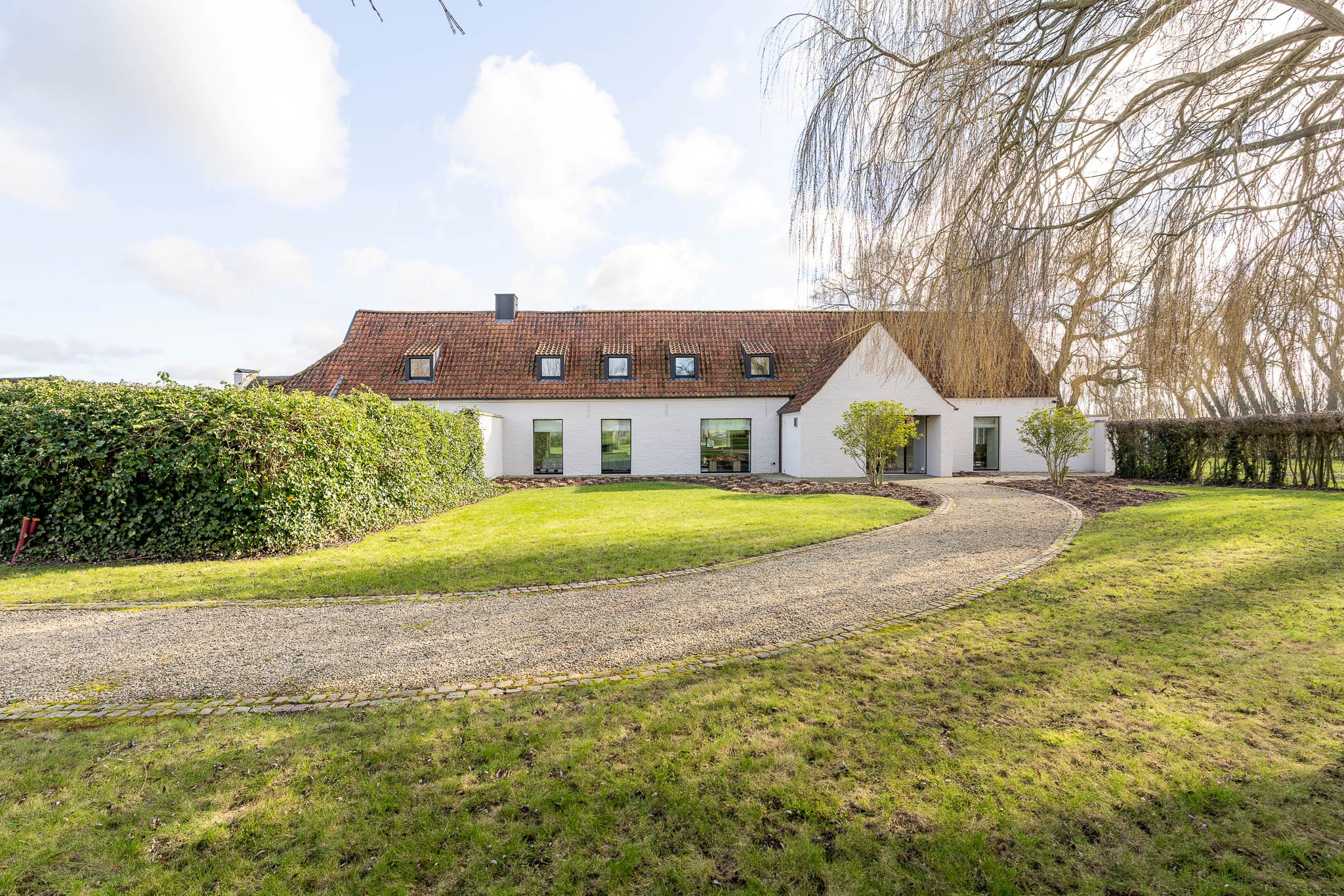 Uitzonderlijk gerenoveerde Hoeve met bijhuis op een domein van 1,5 hectare 