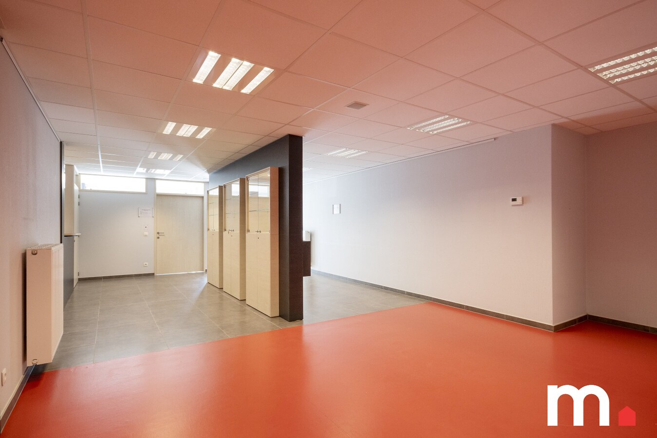 Instapklaar handelspand/kantoorruimte te Ingelmunster met Parkeerplaats! – Volledig gerenoveerd en uitstekend gelegen! 
