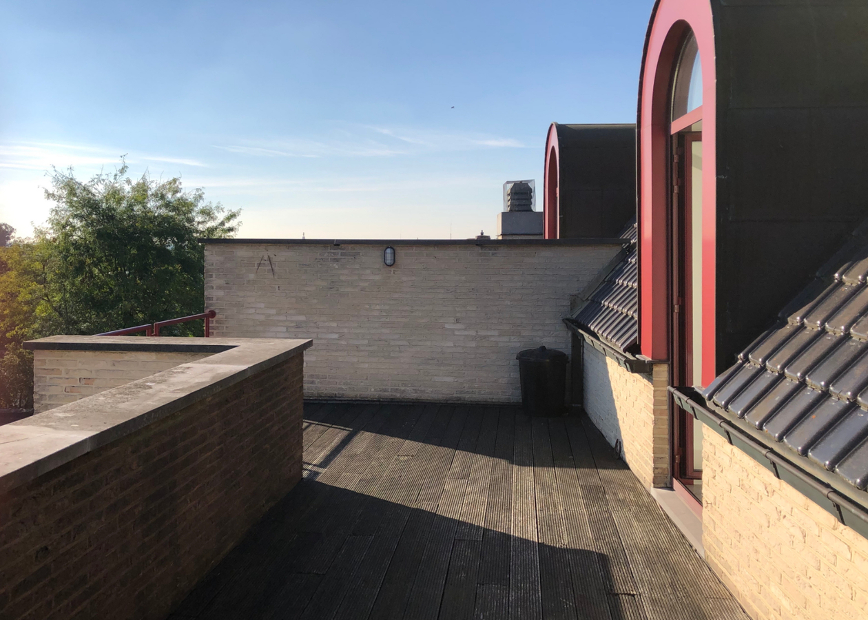 Tijdloos dakappartement met bijzonder ruim terras in centrum Gavere 