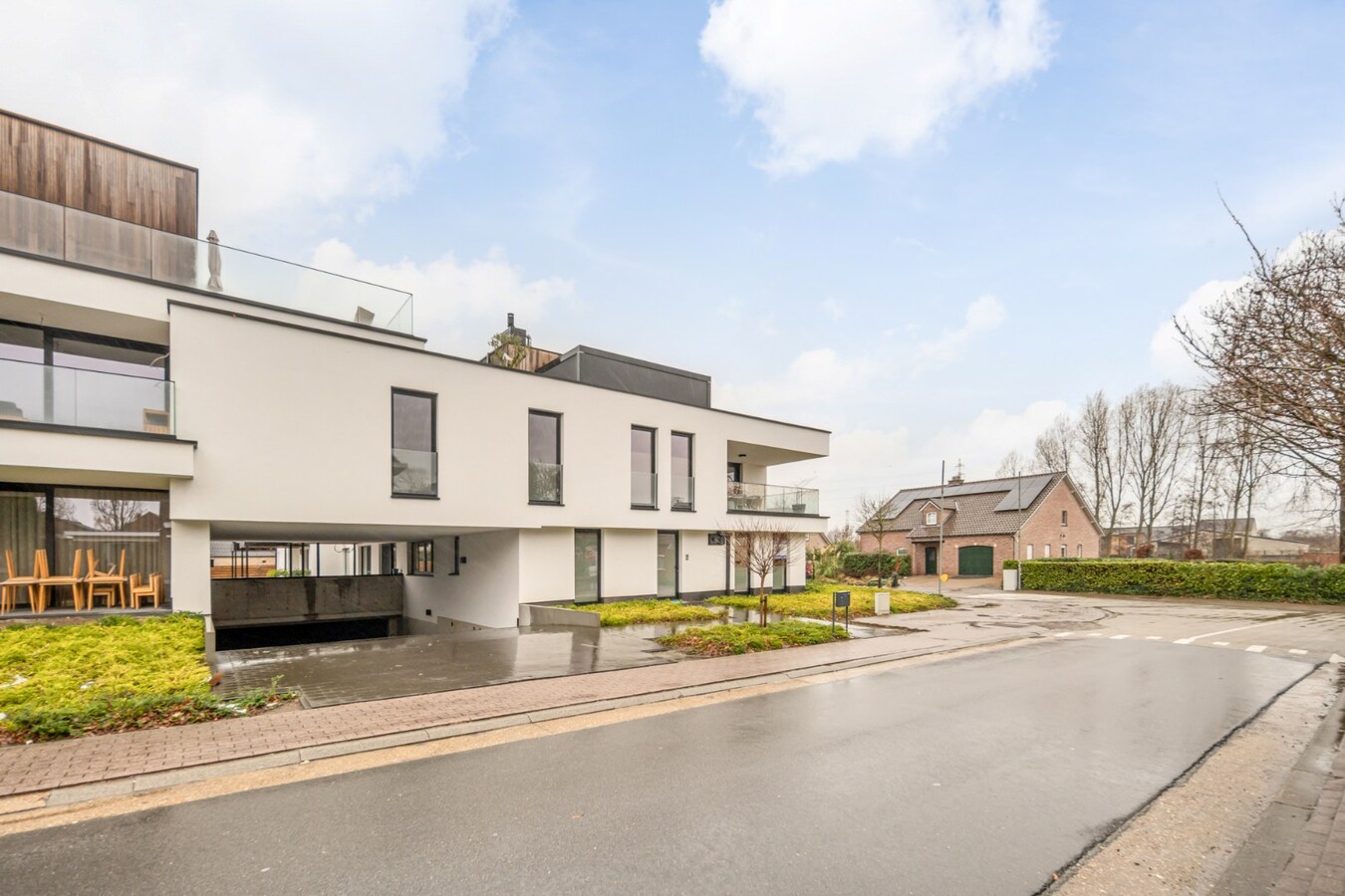Recent, gelijkvloers appartement in een stijlvolle residentie mét ondergrondse parkeerplaats en kelderberging! 