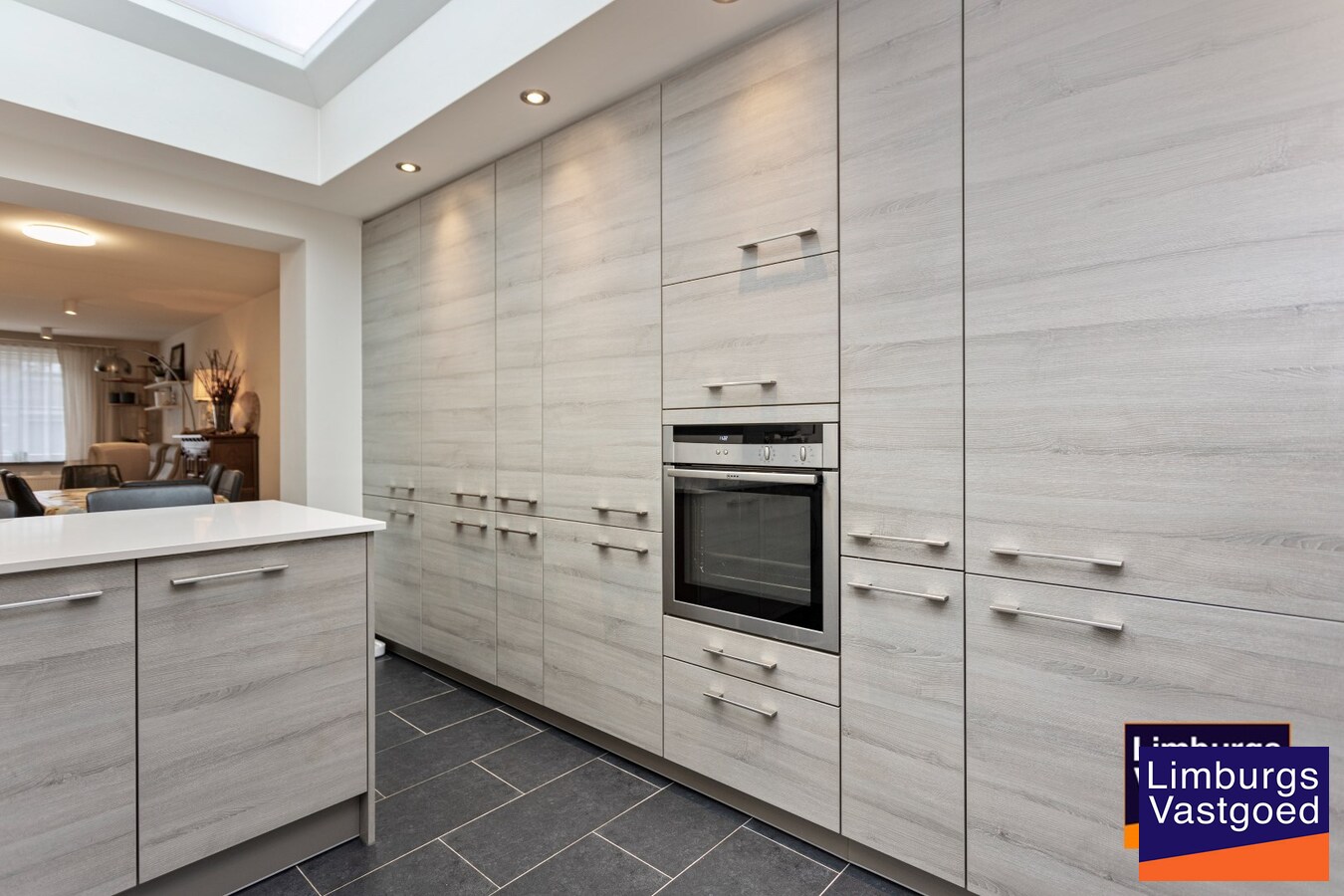 Stadswoning met 4 slpk, zuidgerichte tuin en garage, nabij kleine ring, station en Vredespark 