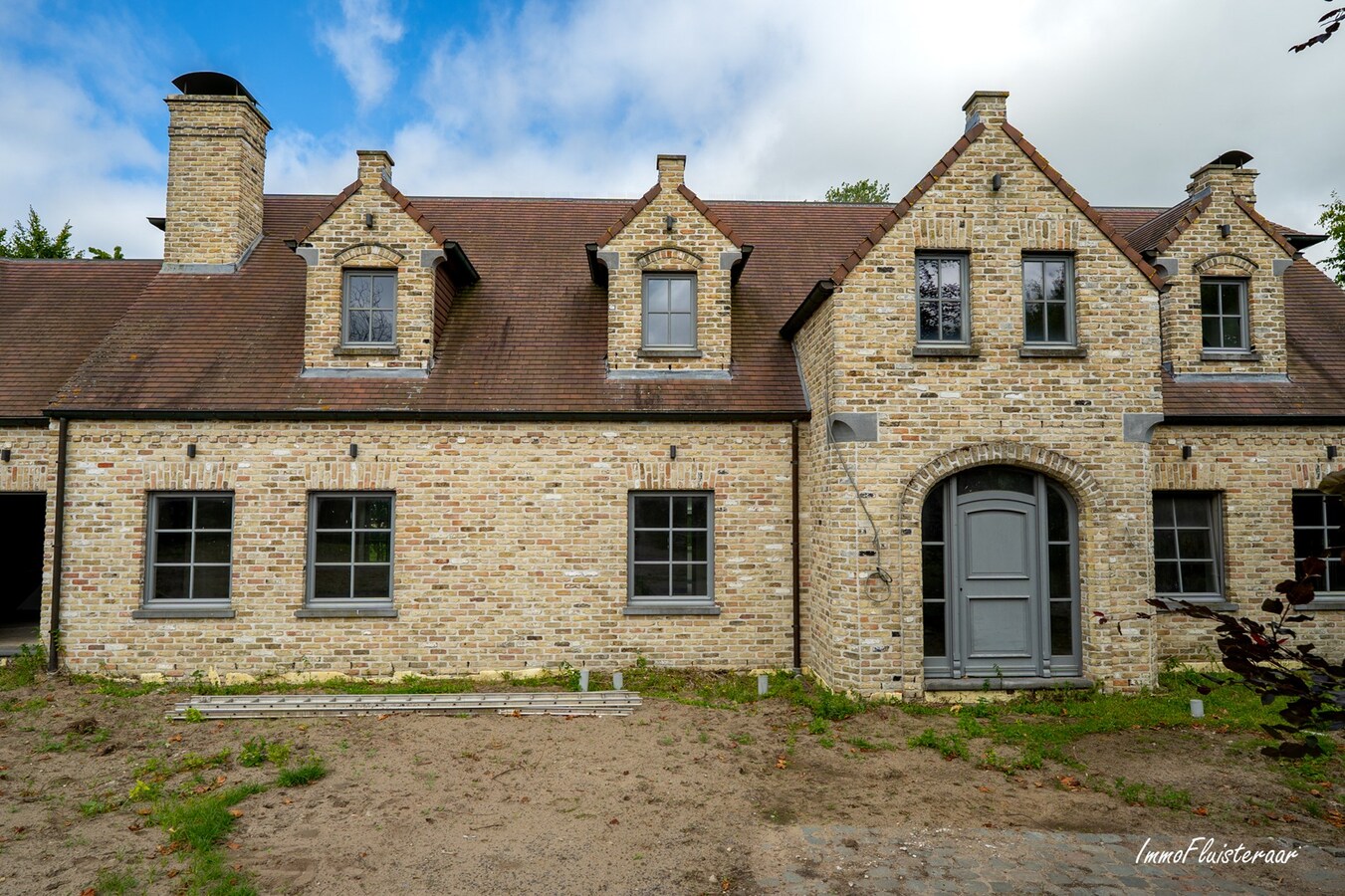 Hoogwaardige ruwbouwvilla met bijgebouw en weide 