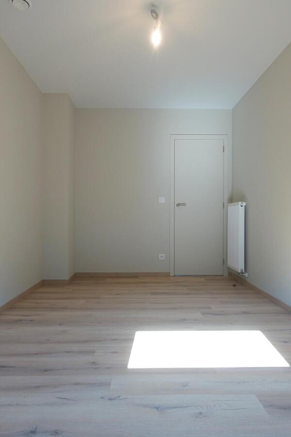 Halfopen nieuwbouwwoning in pastoriestijl 