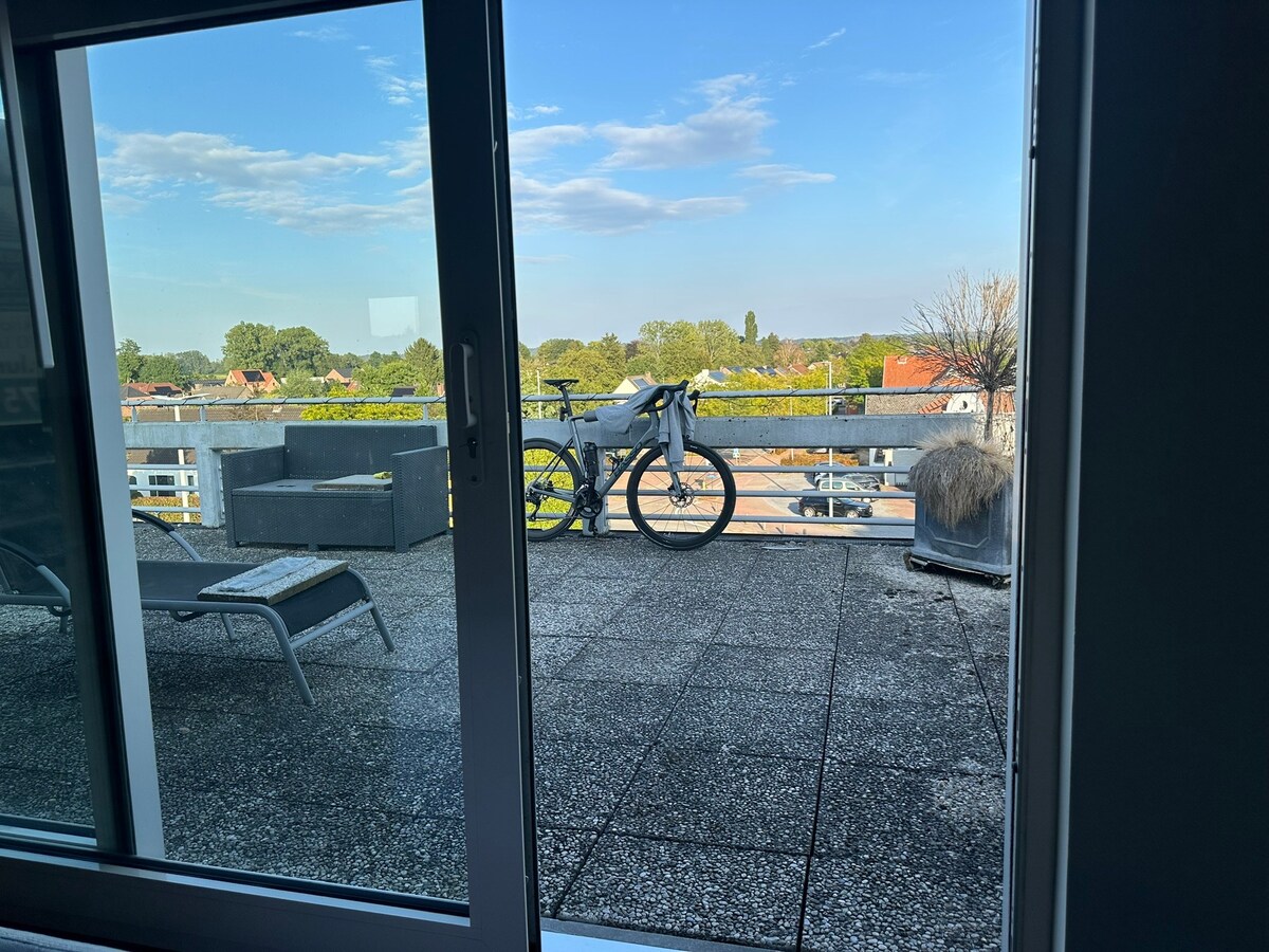 Lichtrijk appartement met 70m² terras 