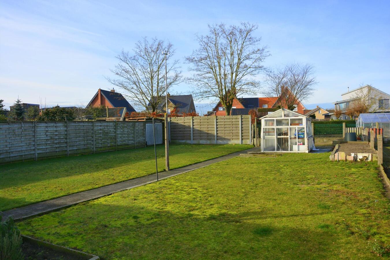 Goed gelegen woning met grote tuin 