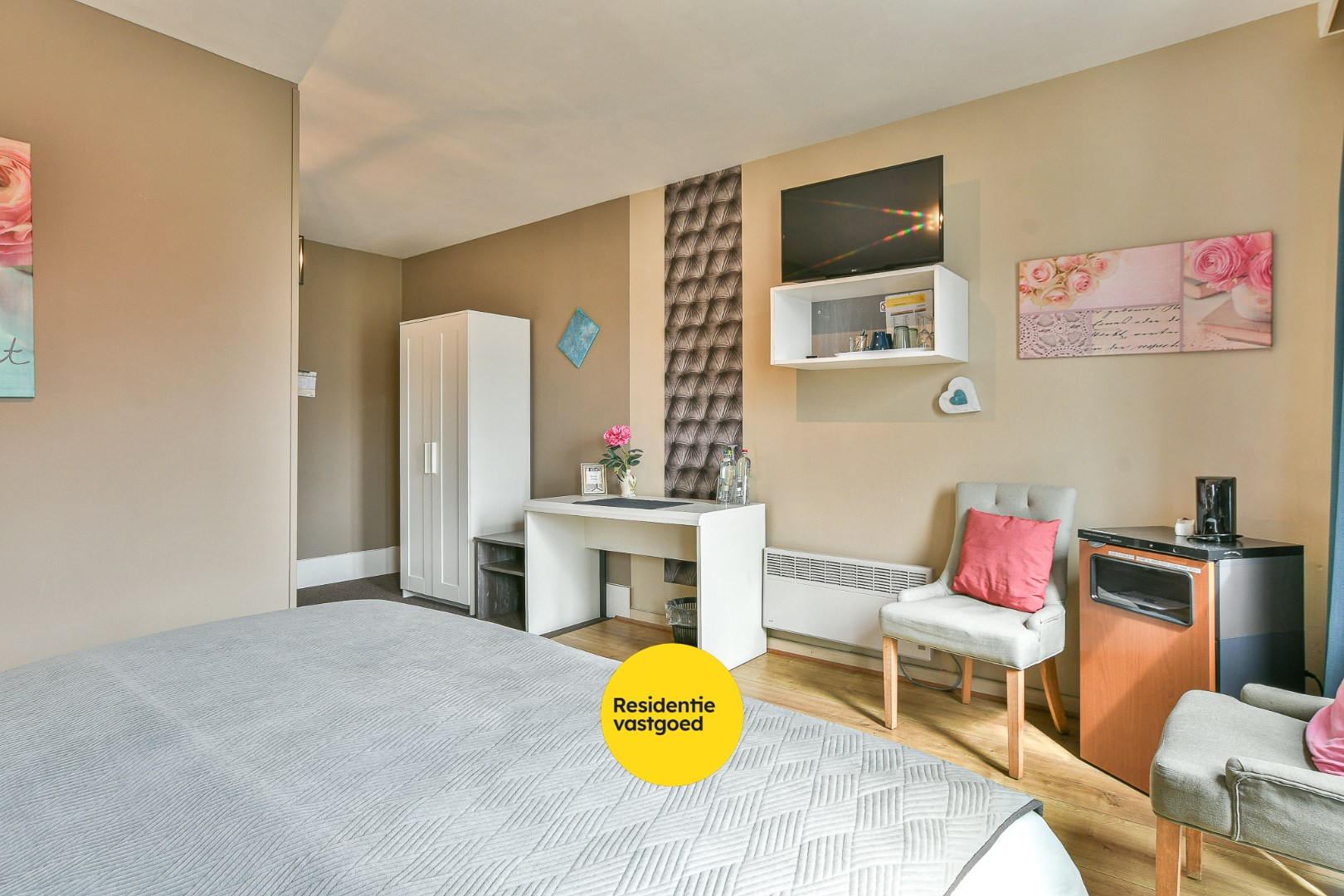 Unieke investeringskans: karaktervol hotel met 18 kamers &amp; woonmogelijkheden te koop! 