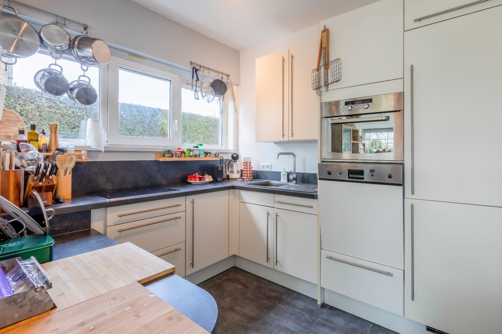 Leuk 2 slpk. app. met garage en zicht op groen. 