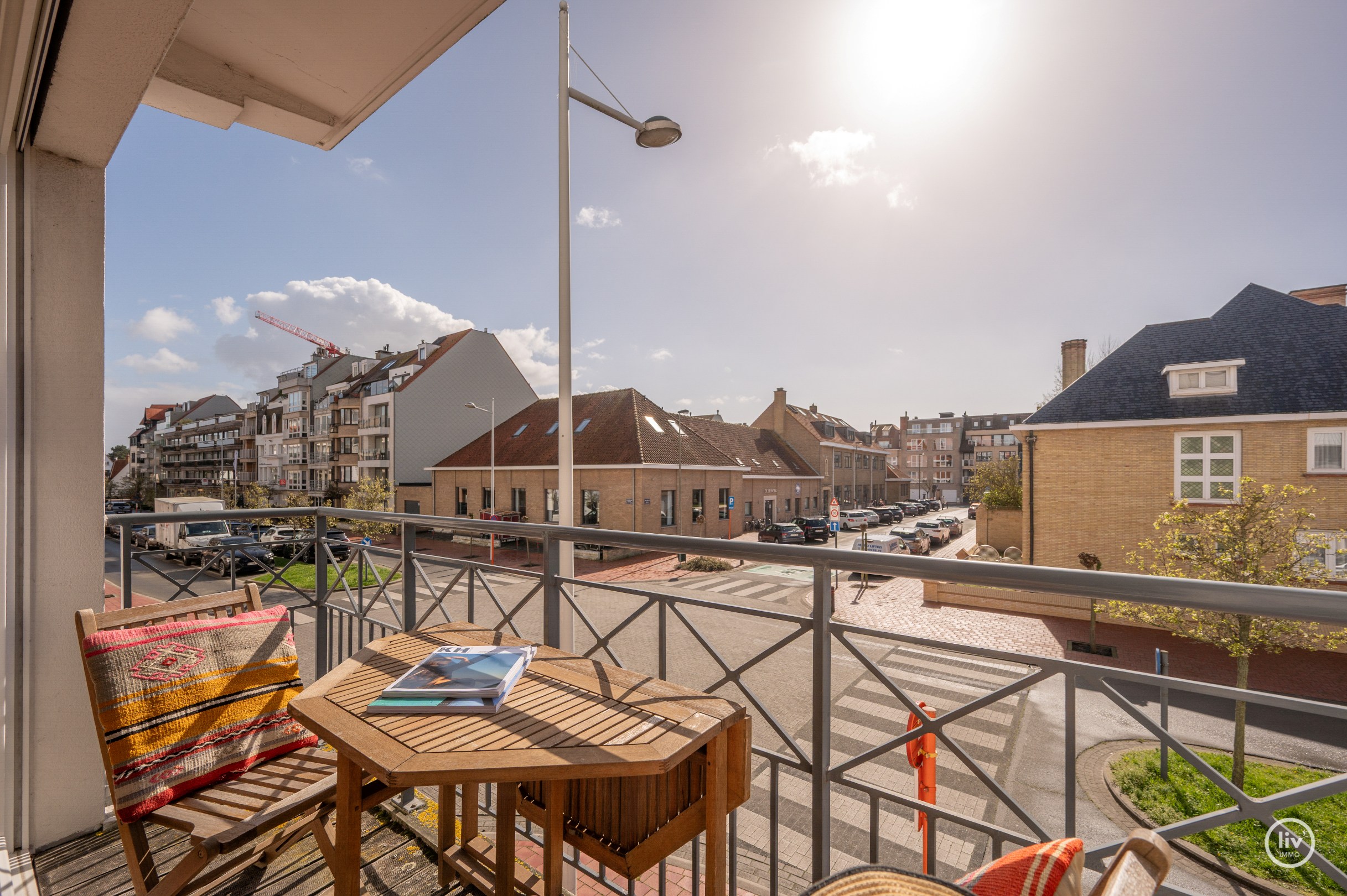 Zonnig HOEKappartement gelegen op de Van bunnenlaan met zicht op de Heilighart kerk te Knokke. 