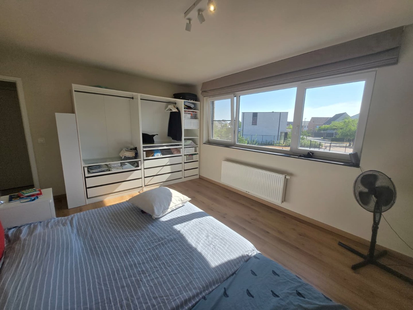 Ruime en recente halfopen bebouwing met 3 slaapkamers, carport en ruime tuin 