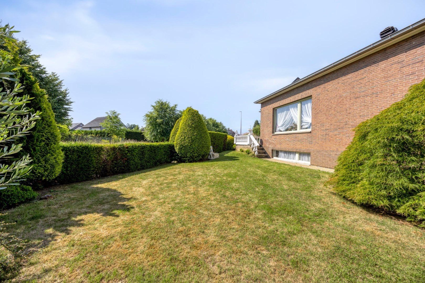 BUNGALOW – 2/4 kamers, dubbele garage &amp; kelders – 1650 BEERSEL 