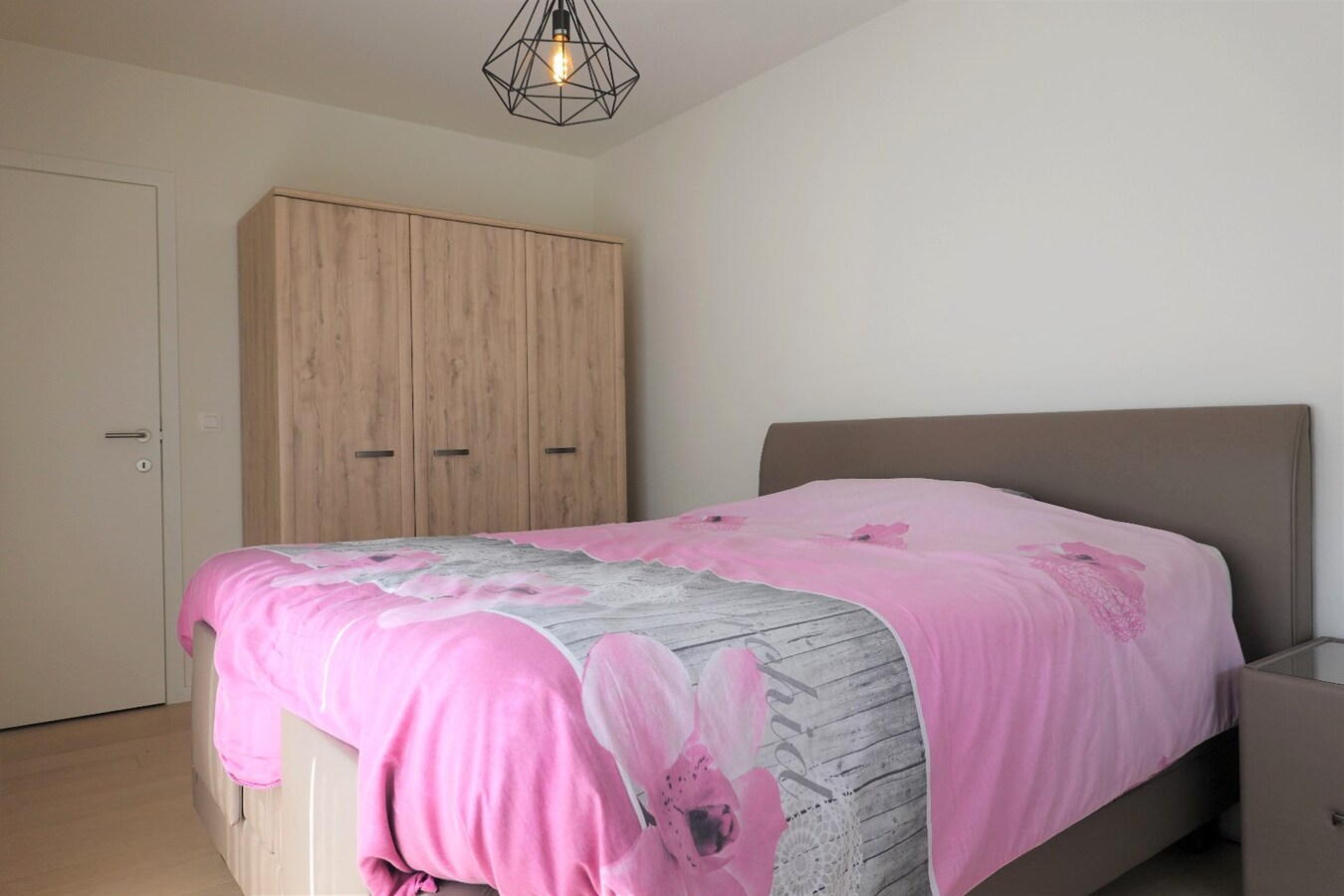 Gelijkvloers appartement (2016) met tuintje en parkeerplaats 