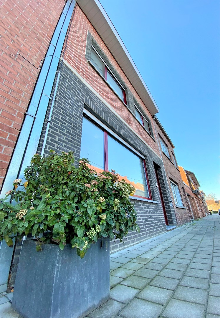 Up-to-date en bijzonder ruime gezinswoning met garage te Zwevegem 