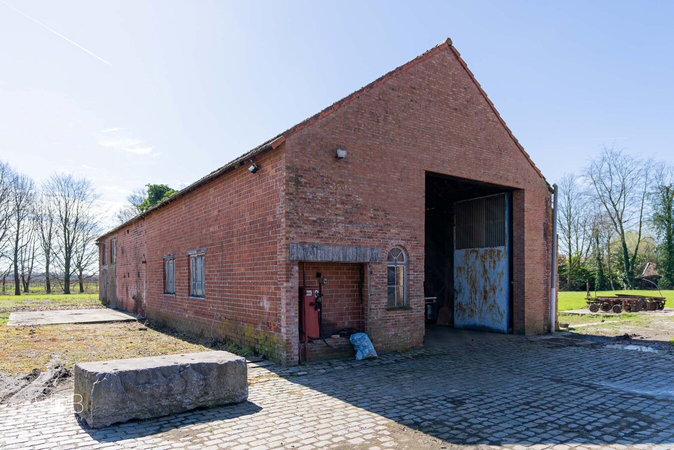 Stijlvolle villa met diverse bijgebouwen en graslanden op circa 3ha 