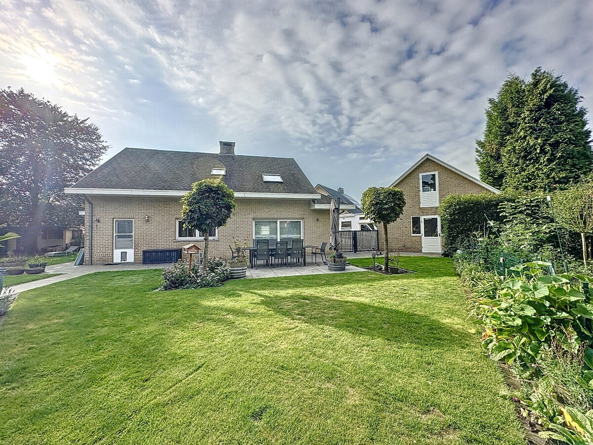 Deze woning is gelegen in Kaulille, een deelgemeente van Bocholt, in een doodlopende straat met een gezellig pleintje. 