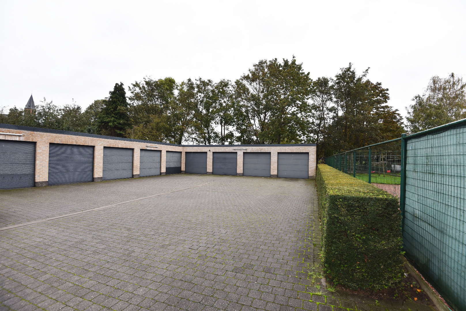 Ruim appartement met 3 slpk, terras en garage te Eeklo 