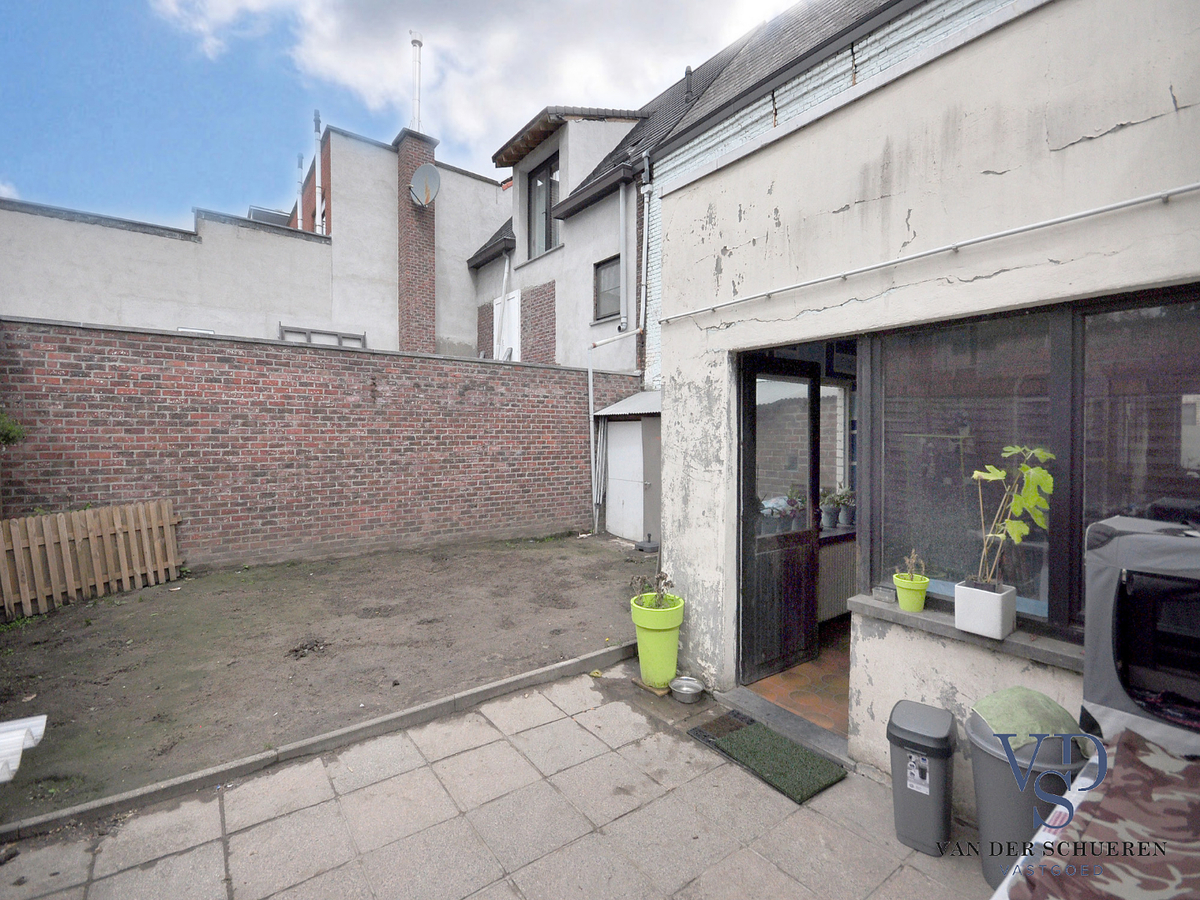 Op te frissen gezinswoning in hartje Gavere ! 