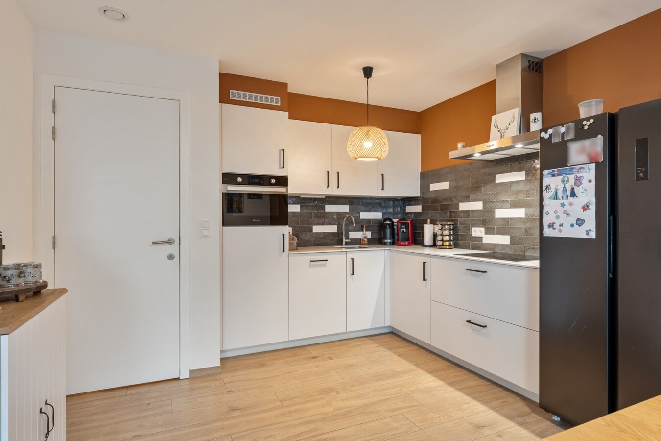 Recent, gelijkvloers appartement in een stijlvolle residentie mét ondergrondse parkeerplaats en kelderberging! 