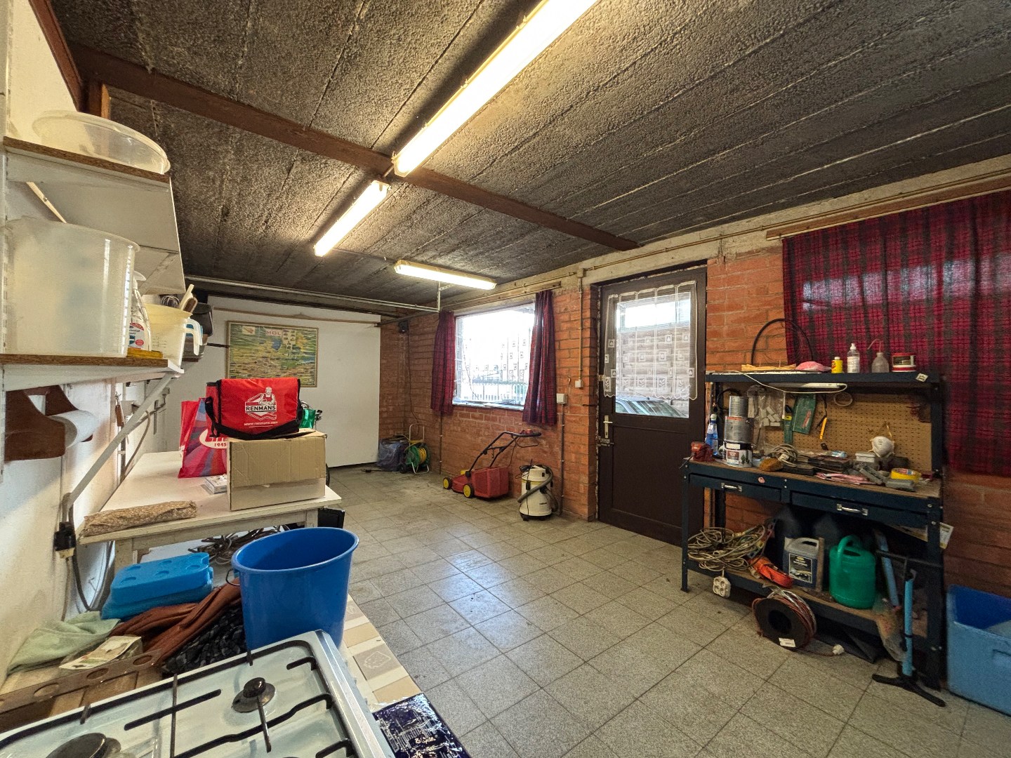 Gelijkvloerse woning met 2 slpk., garage en carport nabij centrum Mol 