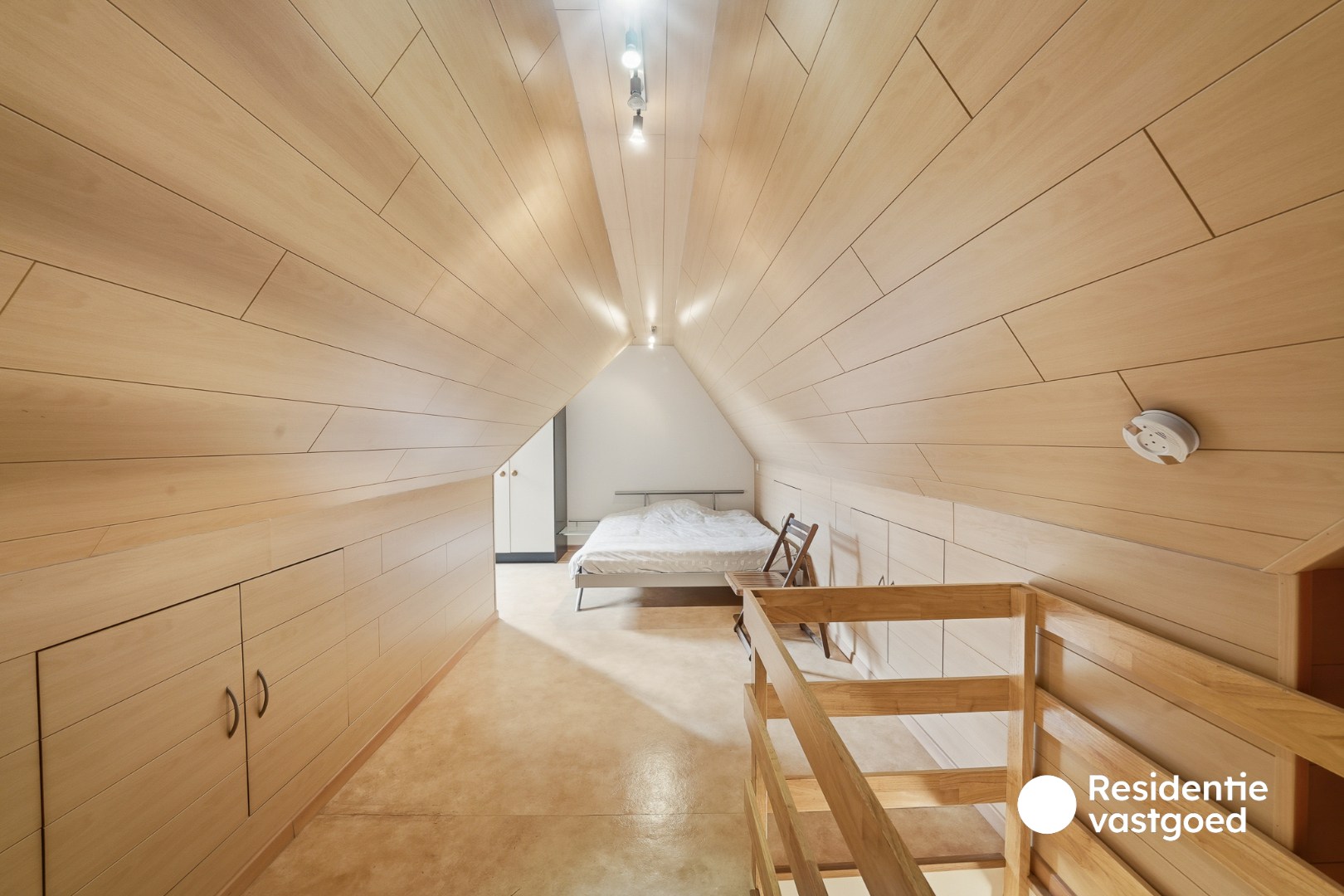 Ruim en lichtrijk duplexappartement met garage en twee terrassen in centrum Eernegem 