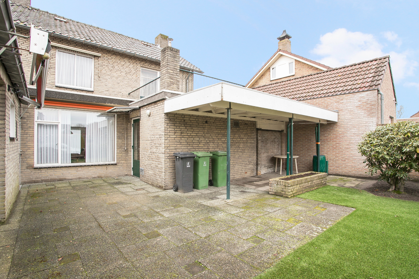 Vrijstaande eengezinswoning met garage en carport. 