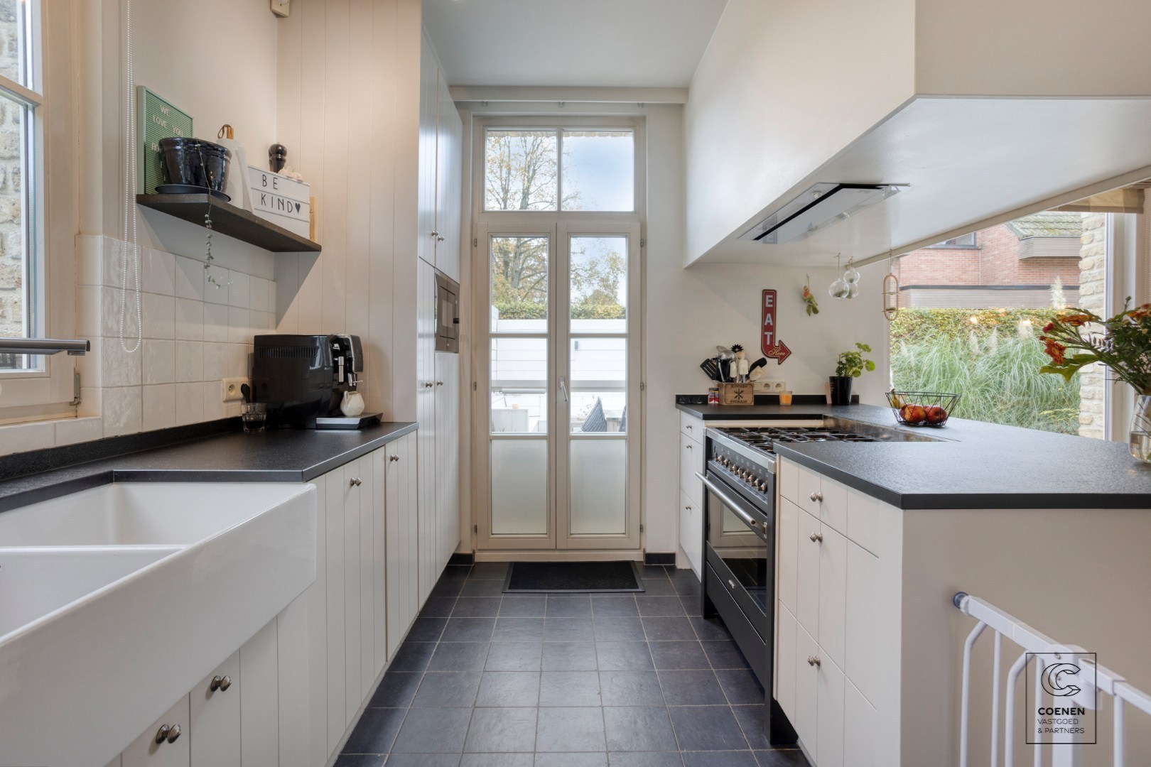 Prachtige woning met een bew. opp. van 302 m², 6 slpk, 3 bk en prachtige tuin met zwembad 